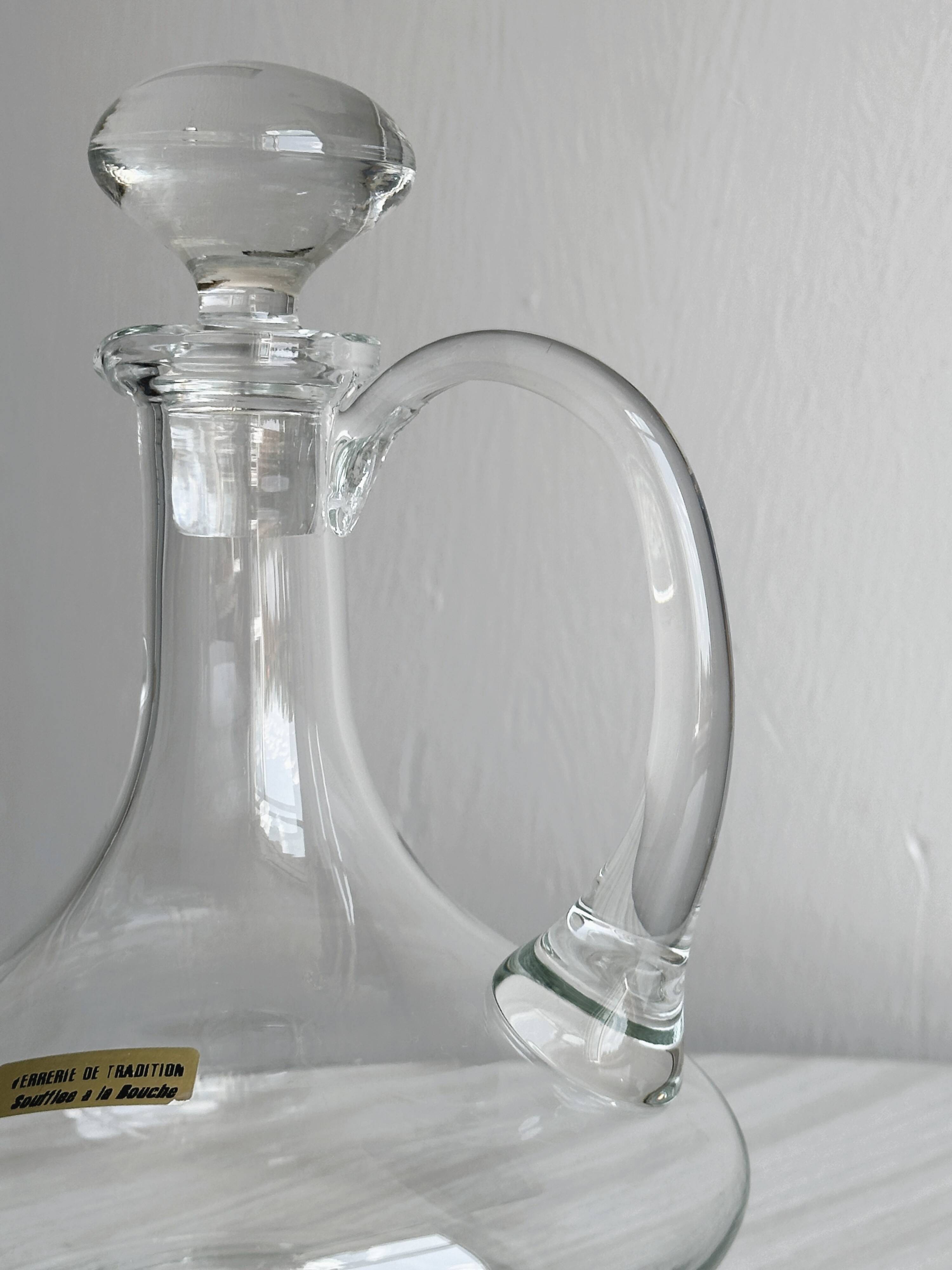 Mouth-blown glass carafe, elegant design