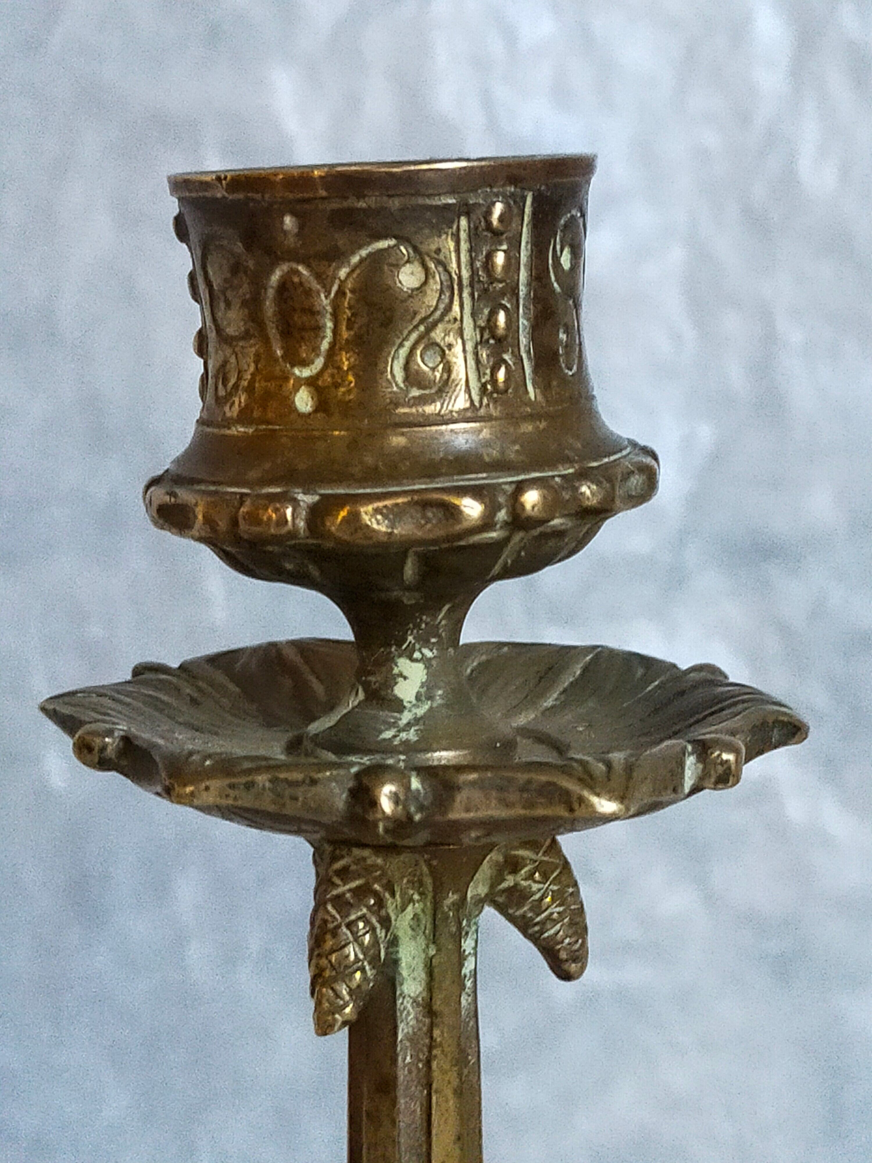 Candle holder in gilded bronze tripod nineteenth century