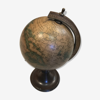 Globe terrestre en bois