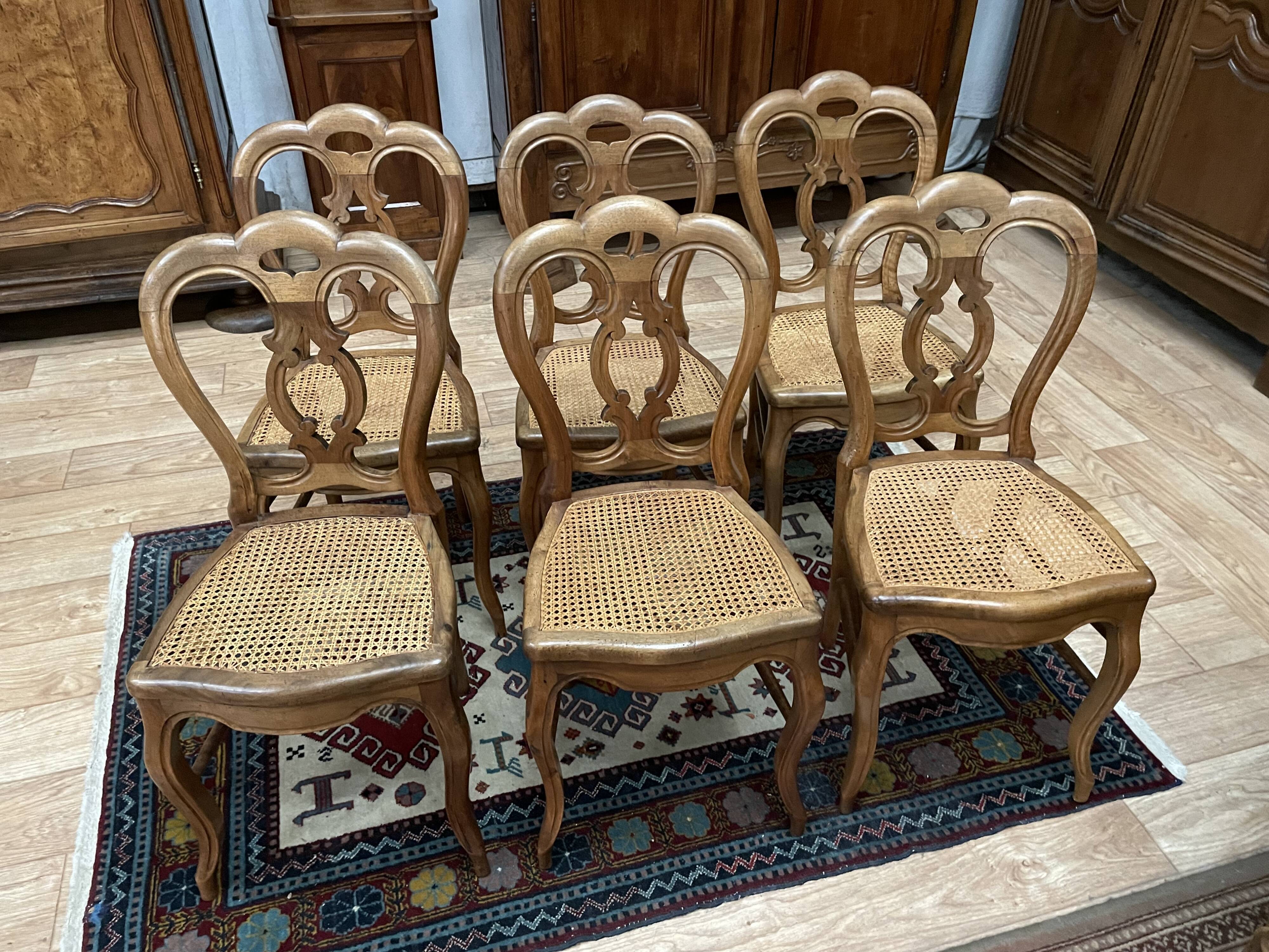 Suite de 6 chaises Louis Philippe en noyer et cannage