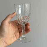 5 verres à vin.