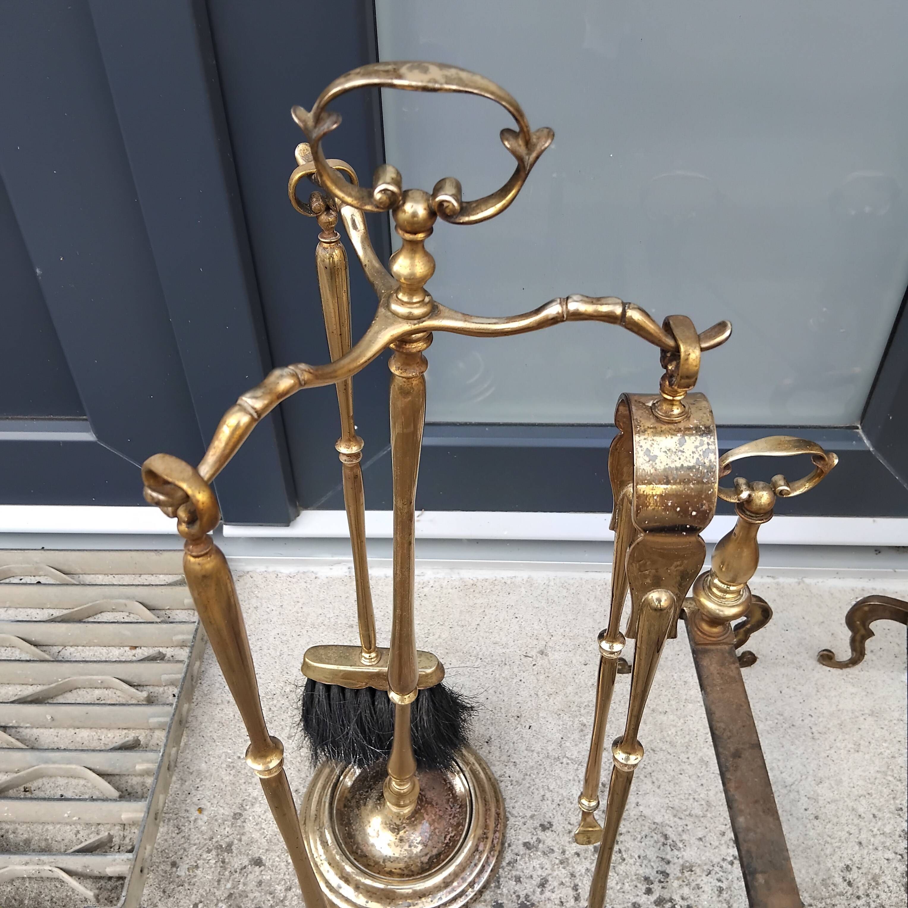 Brass fireplace set and its two andirons