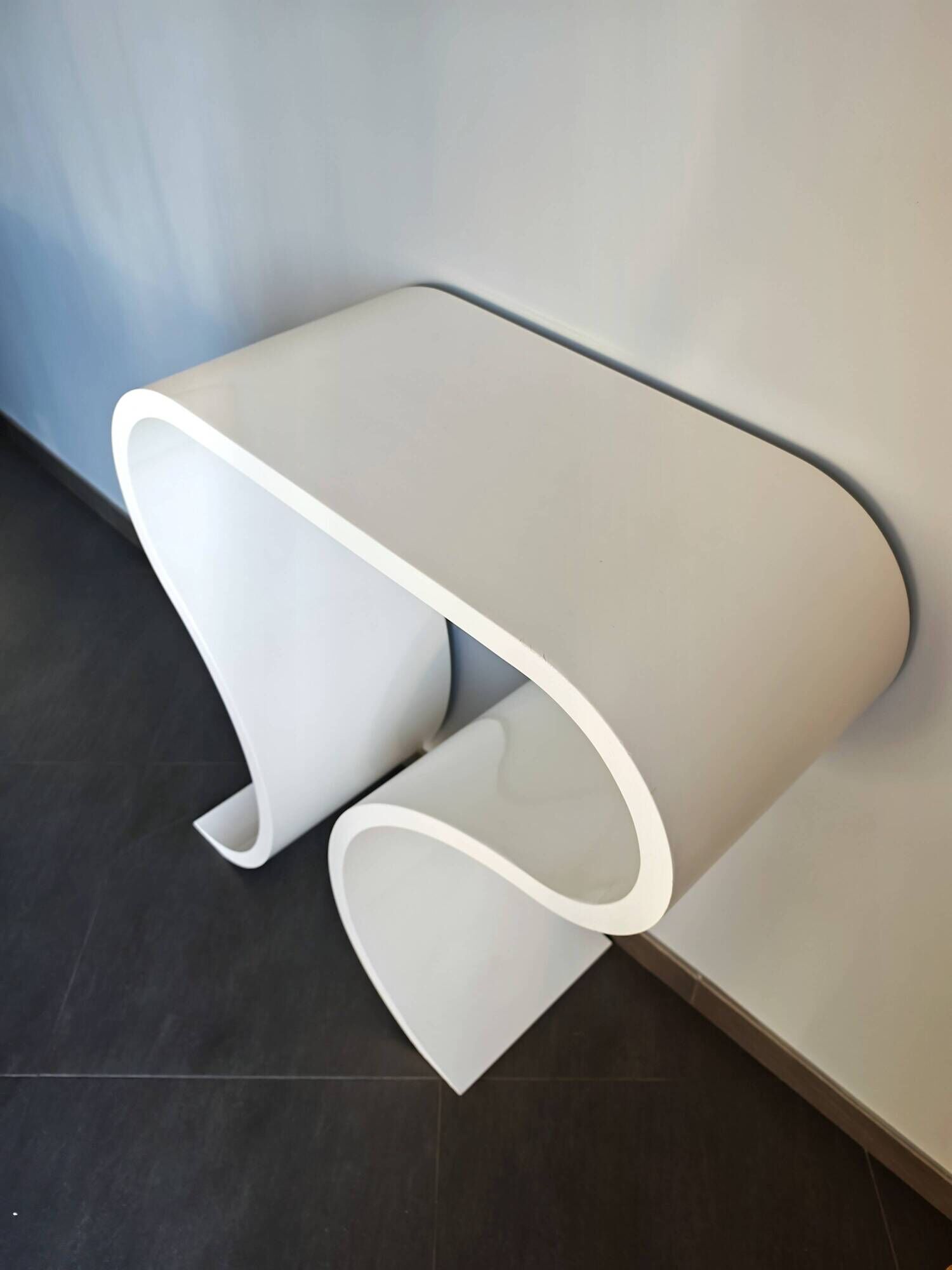 Console blanche laquée, forme ruban courbé