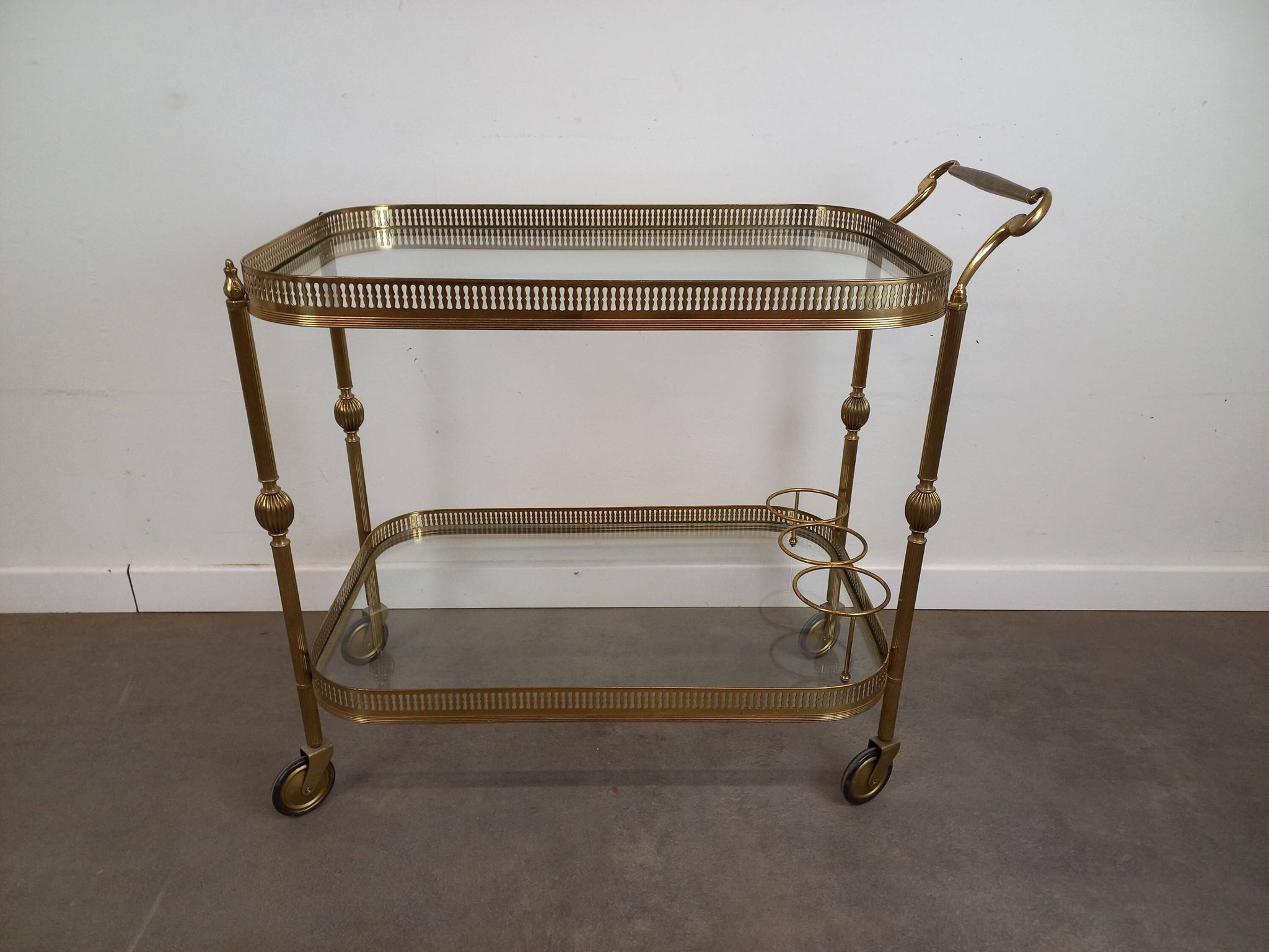 Desserte roulante en laiton doré et verre