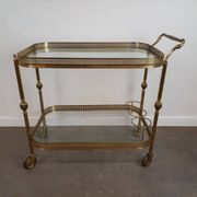 Desserte roulante en laiton doré et verre