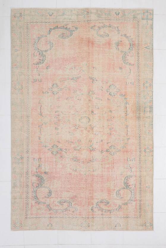 Tapis vintage oriental usé,  Rose saumon et vert pastel, style bohème
