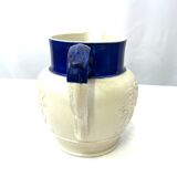 Pichet blanc bleu motif chevaux chien style Wedgwood