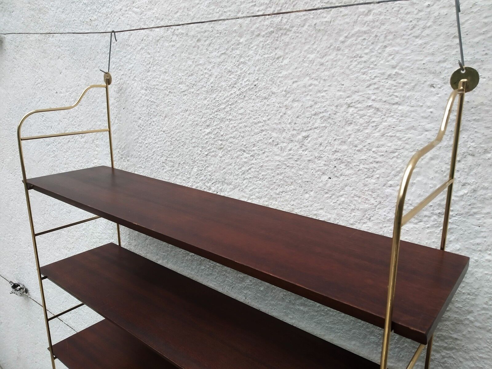Etagère murale string bois-métal doré