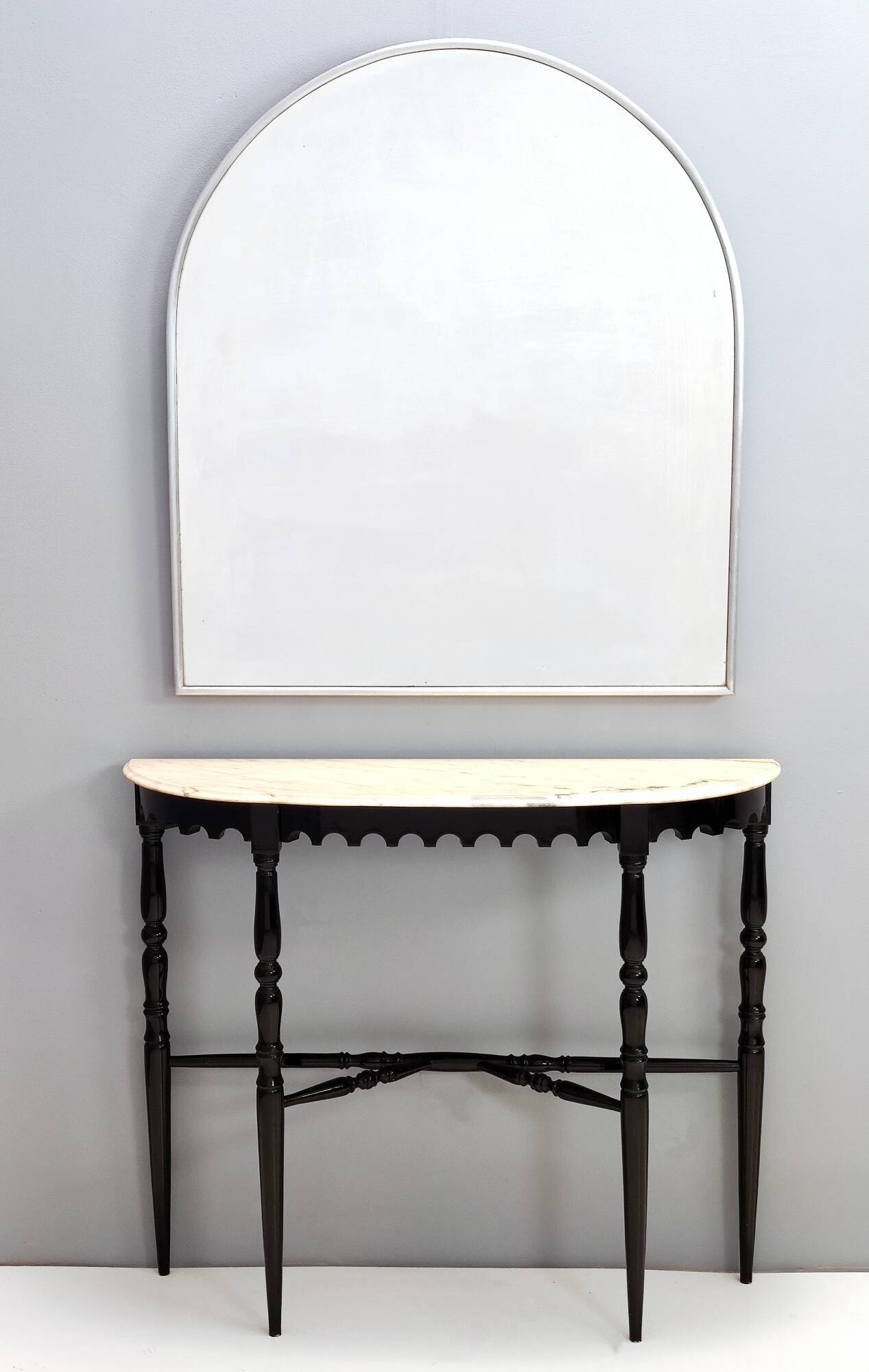 Miroir mural minimaliste en forme de bouclier avec cadre en acier, Italie