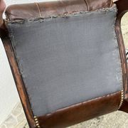 Chaise Chesterfield en cuir brun capitonné