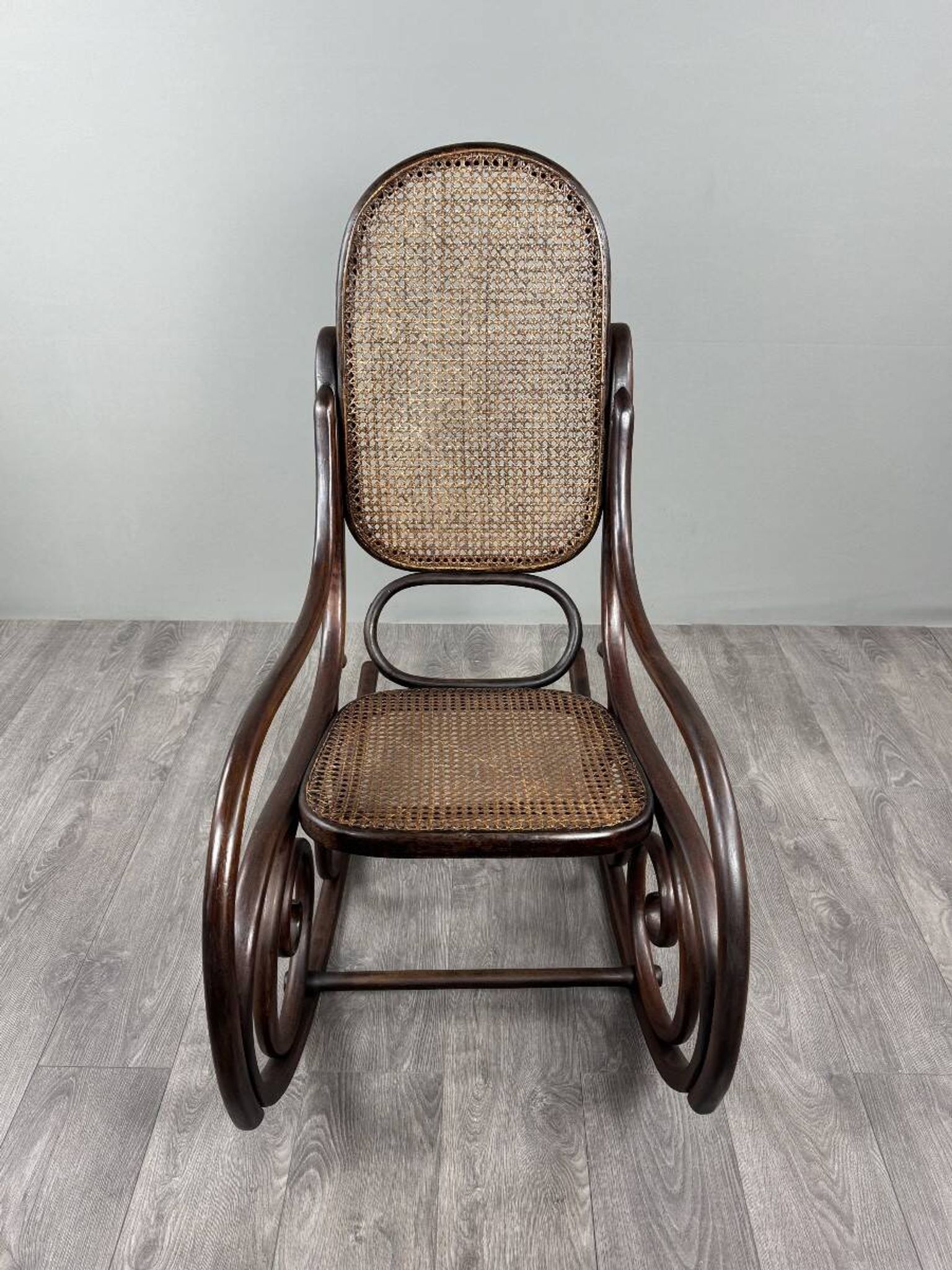 Fauteuil à bascule en bois courbé de style Thonet, XXe Siècle
