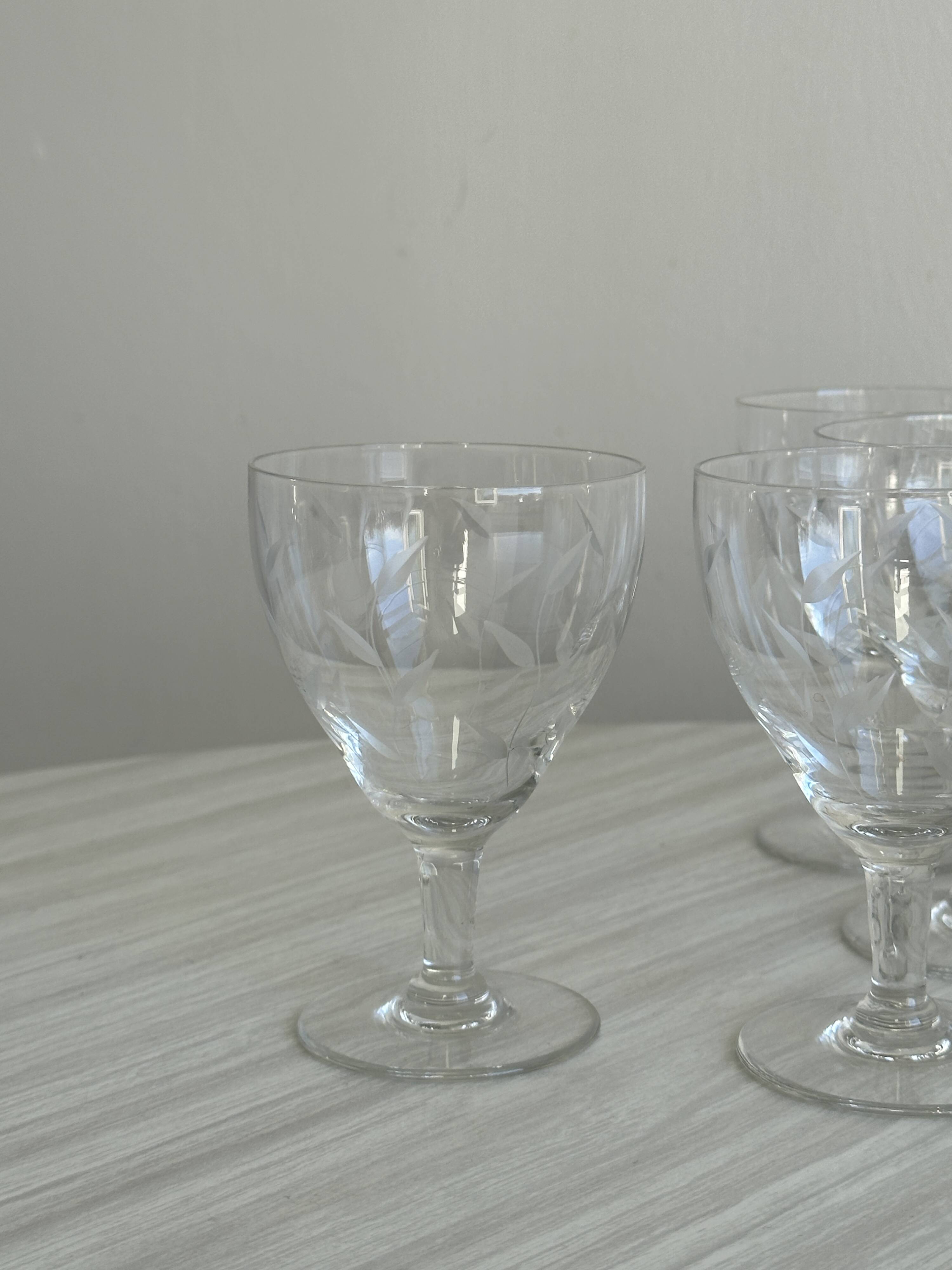 8 verres à vin blanc en cristal ciselé