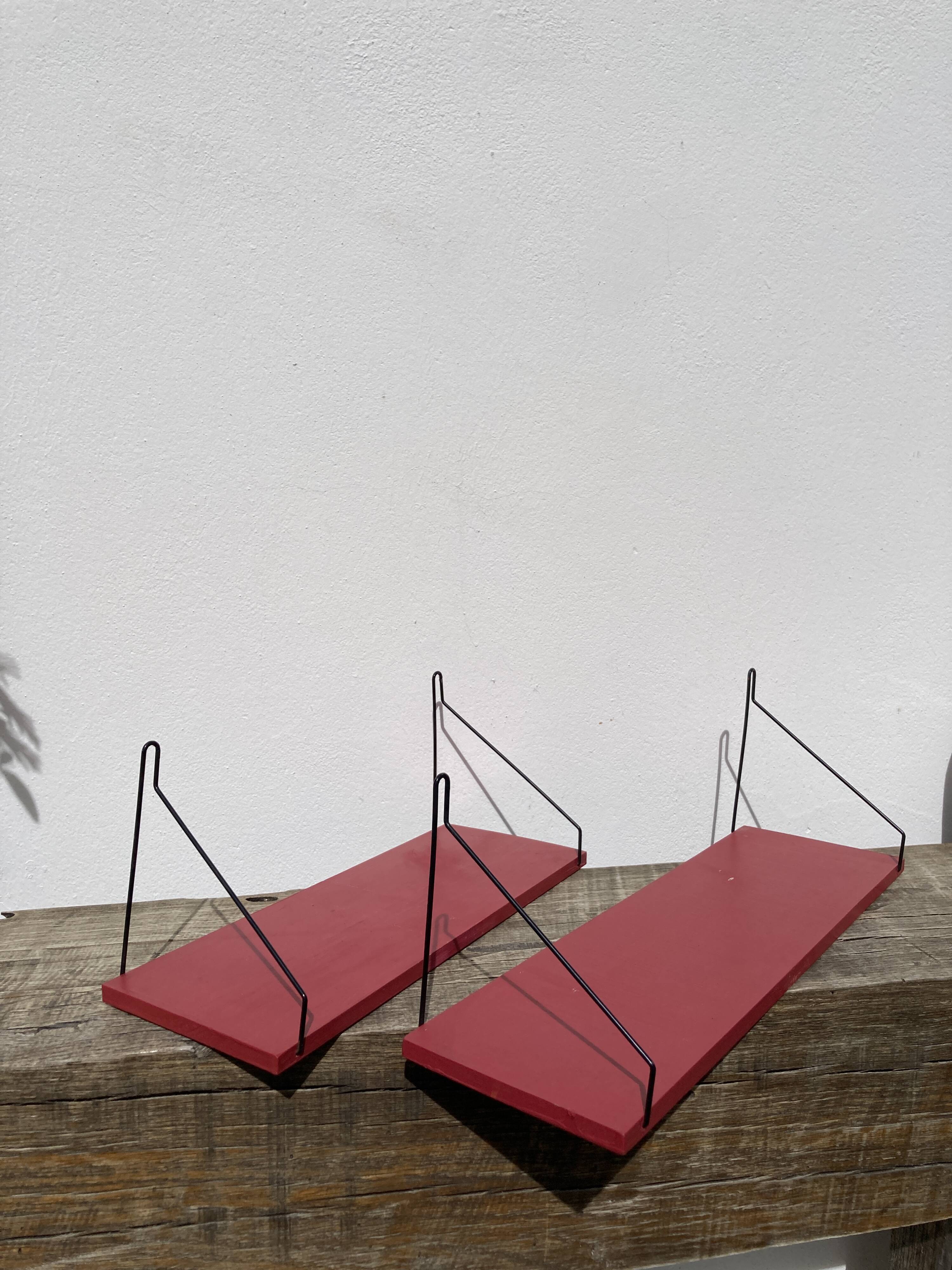 Duo of wall shelves in vintage red and black wood  1970.