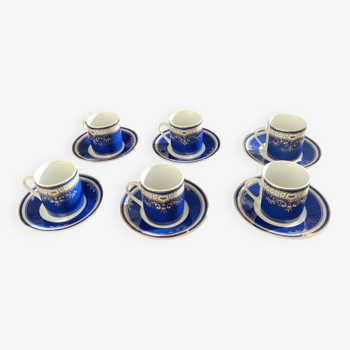 Service a cafe en porcelaine, compose de 12 pieces, 6 tasses et 6 soucoupes, de couleur bleu roi