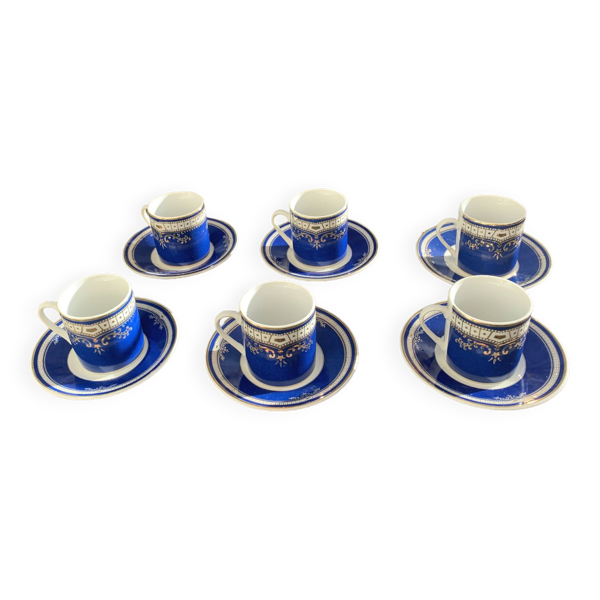 Service a cafe en porcelaine, compose de 12 pieces, 6 tasses et 6 soucoupes, de couleur bleu roi