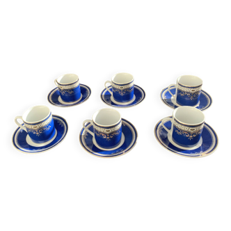 Service a cafe en porcelaine, compose de 12 pieces, 6 tasses et 6 soucoupes, de couleur bleu roi