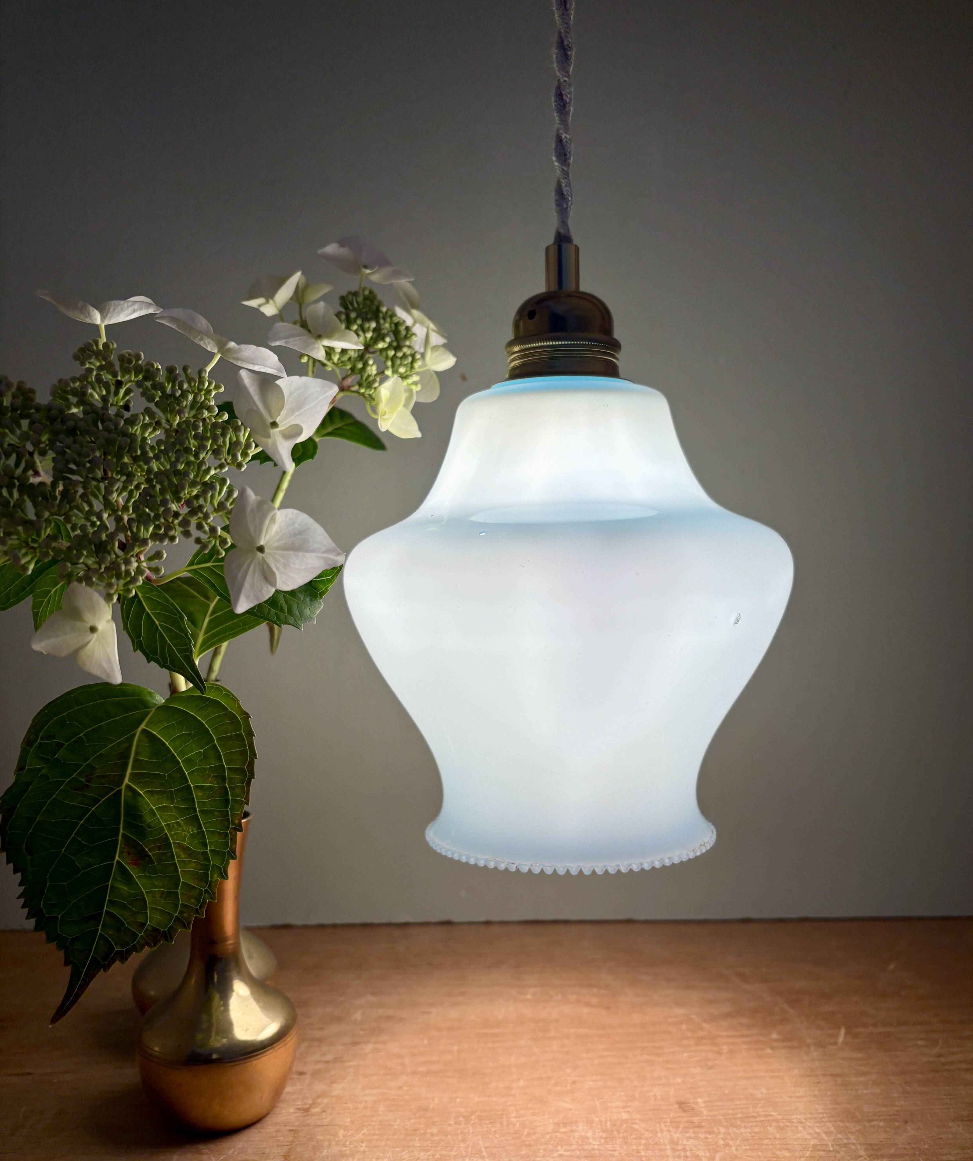 Suspension globe vintage en opaline bleue