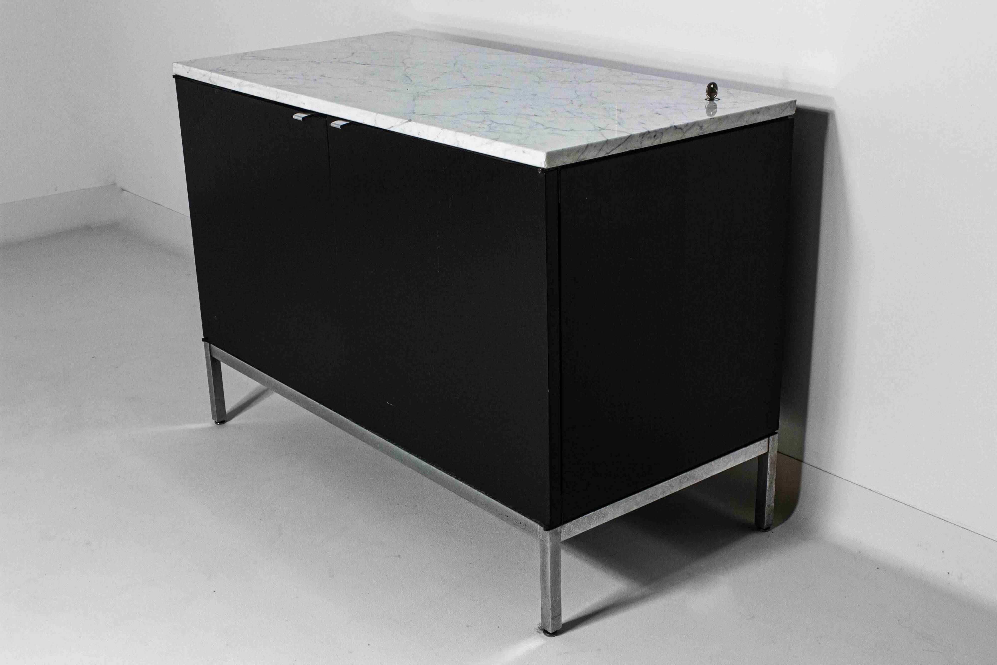 Meuble d'appoint exécutif à 2 portes par Florence Knoll, années 1970