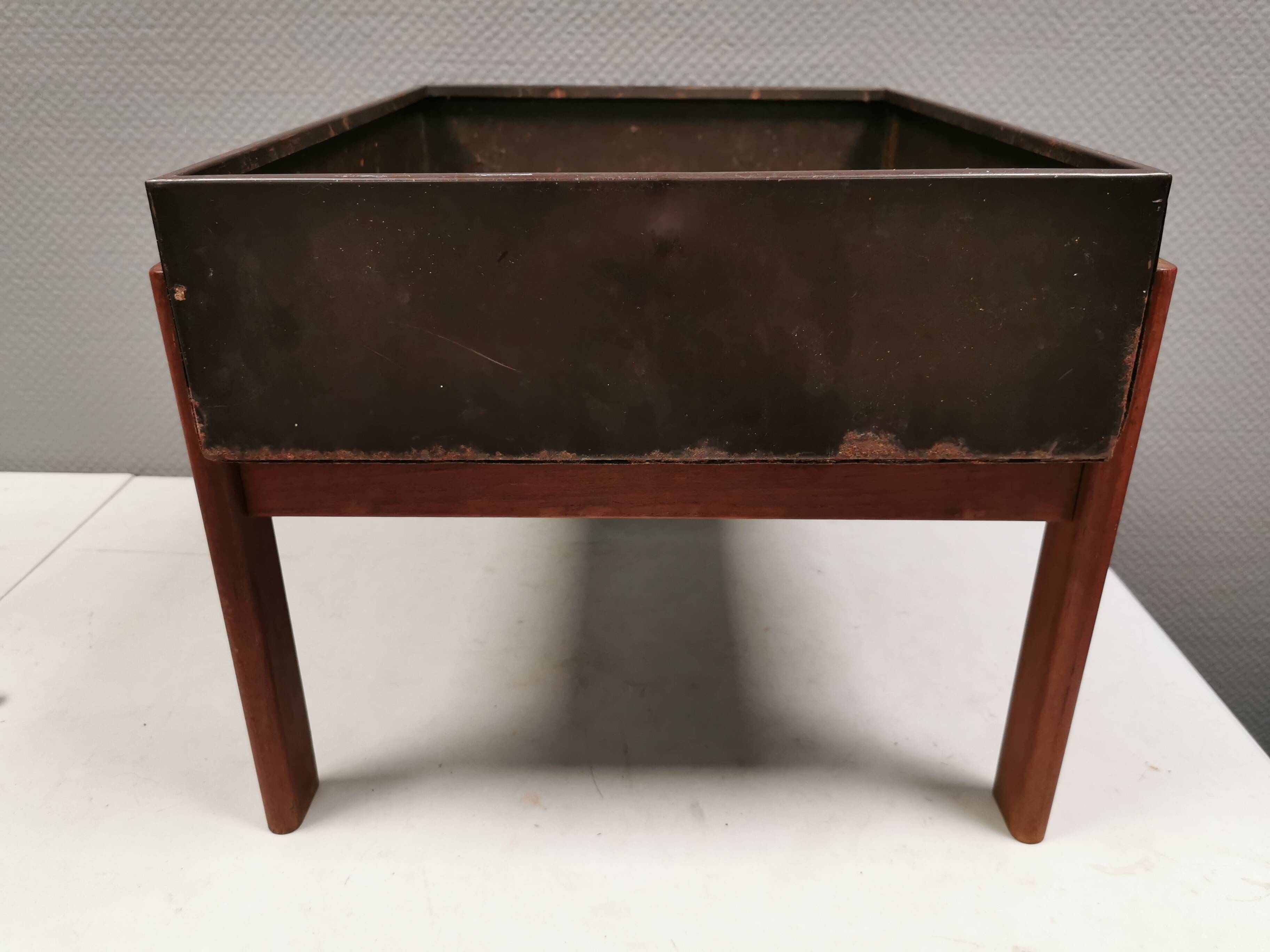 Danish-designed plant box in teak wood 1960s. With a recessed box (insert).