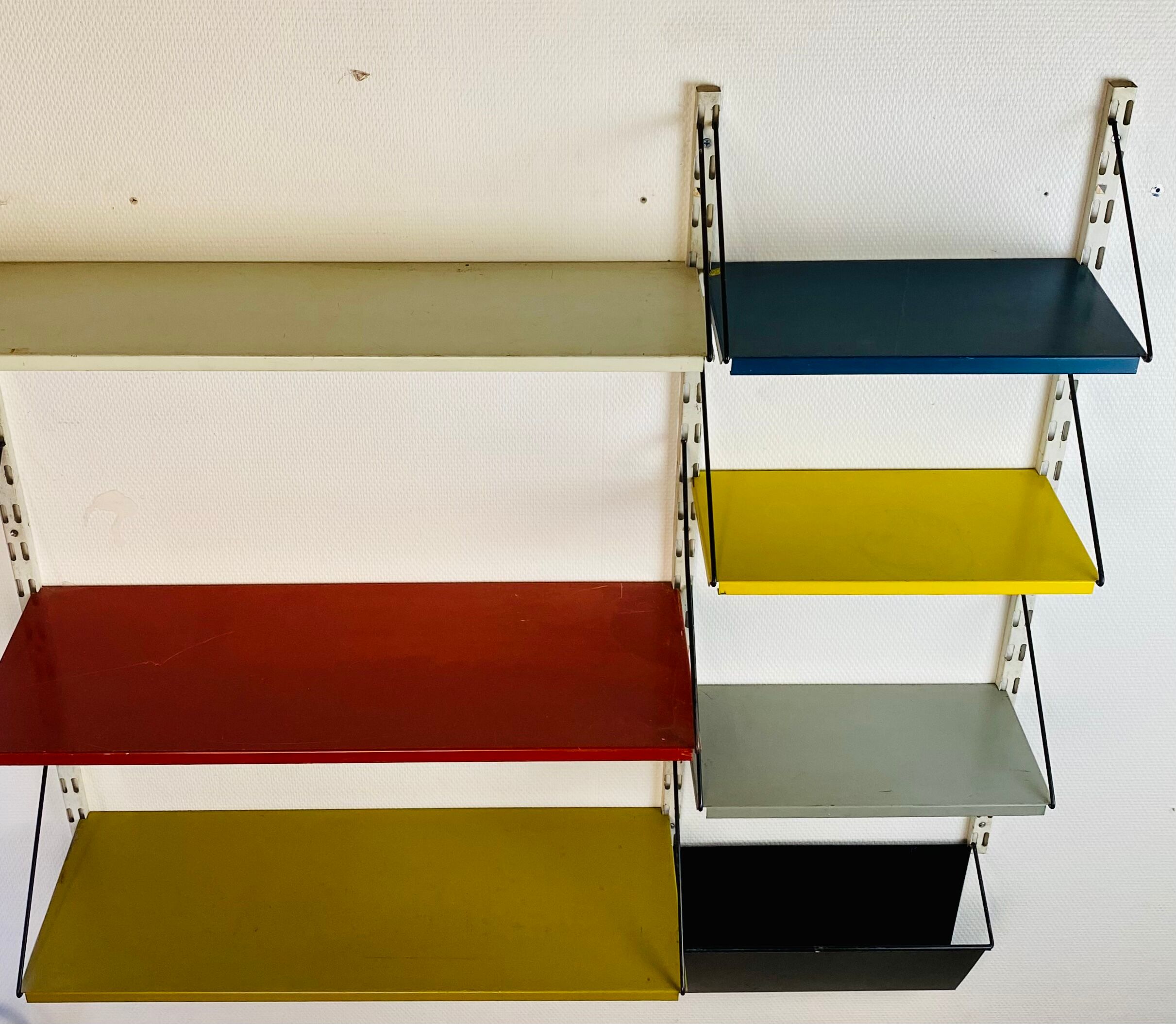 Shelf system, wall, metal, Pilastro edition.