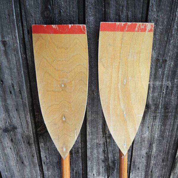2 rames de canoë anciennes en bois
