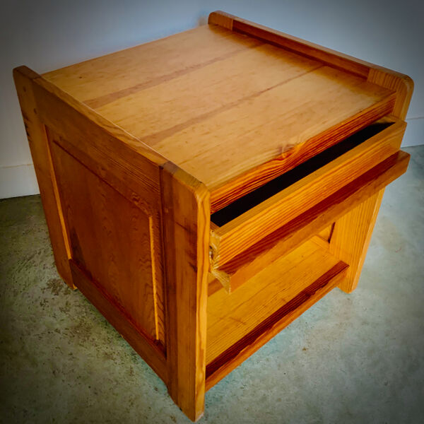 Table de chevet avec tiroir en pin blond massif vernis 1970
