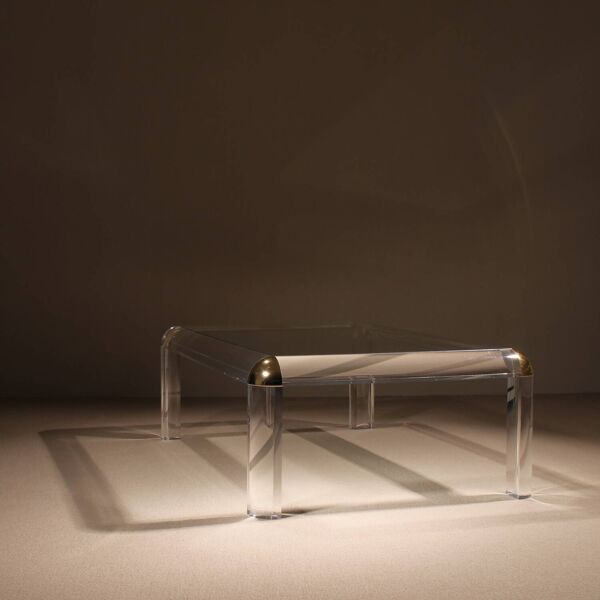 Table basse rectangulaire en Lucite et laiton, Europe années 1970
