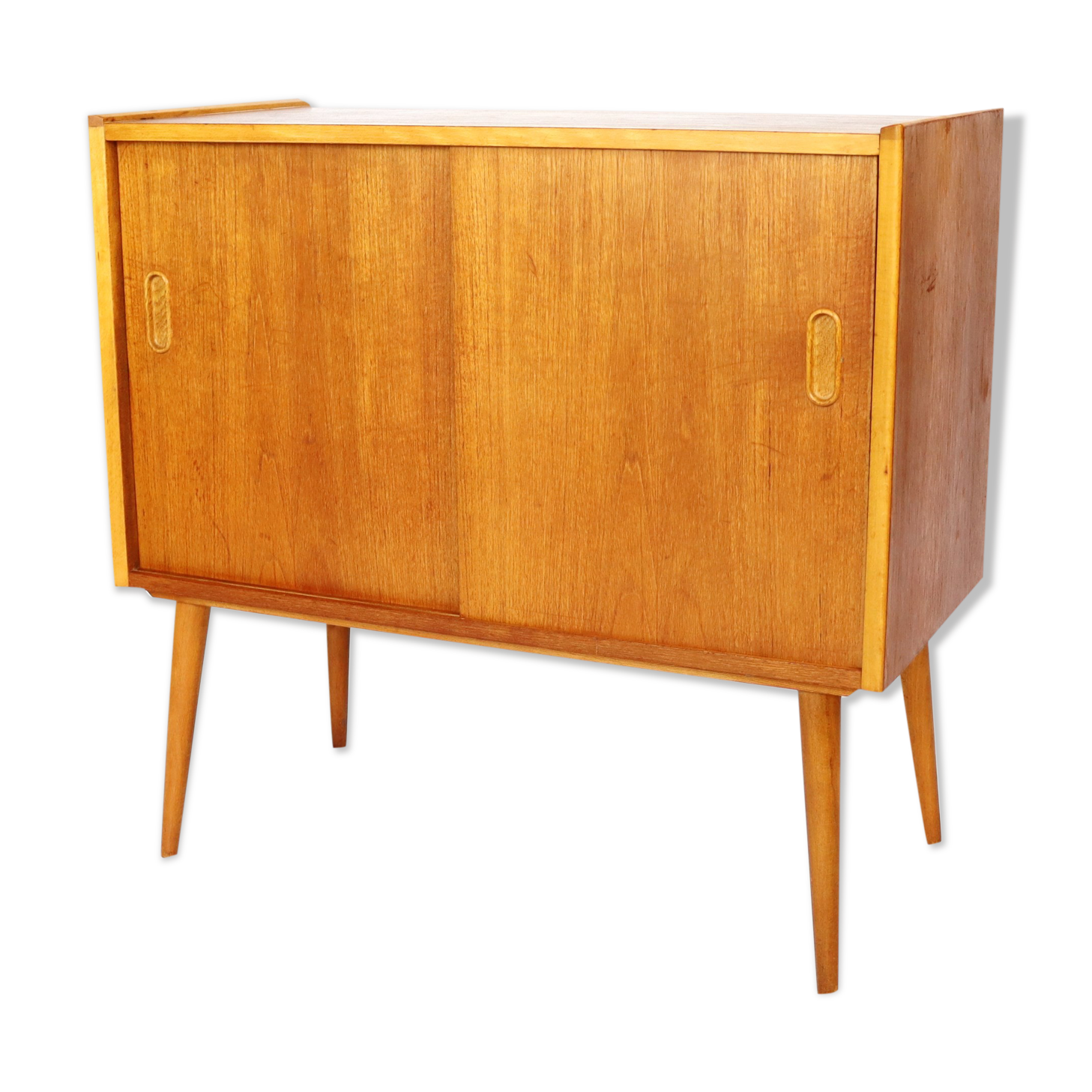 Buffet in teak feet compass