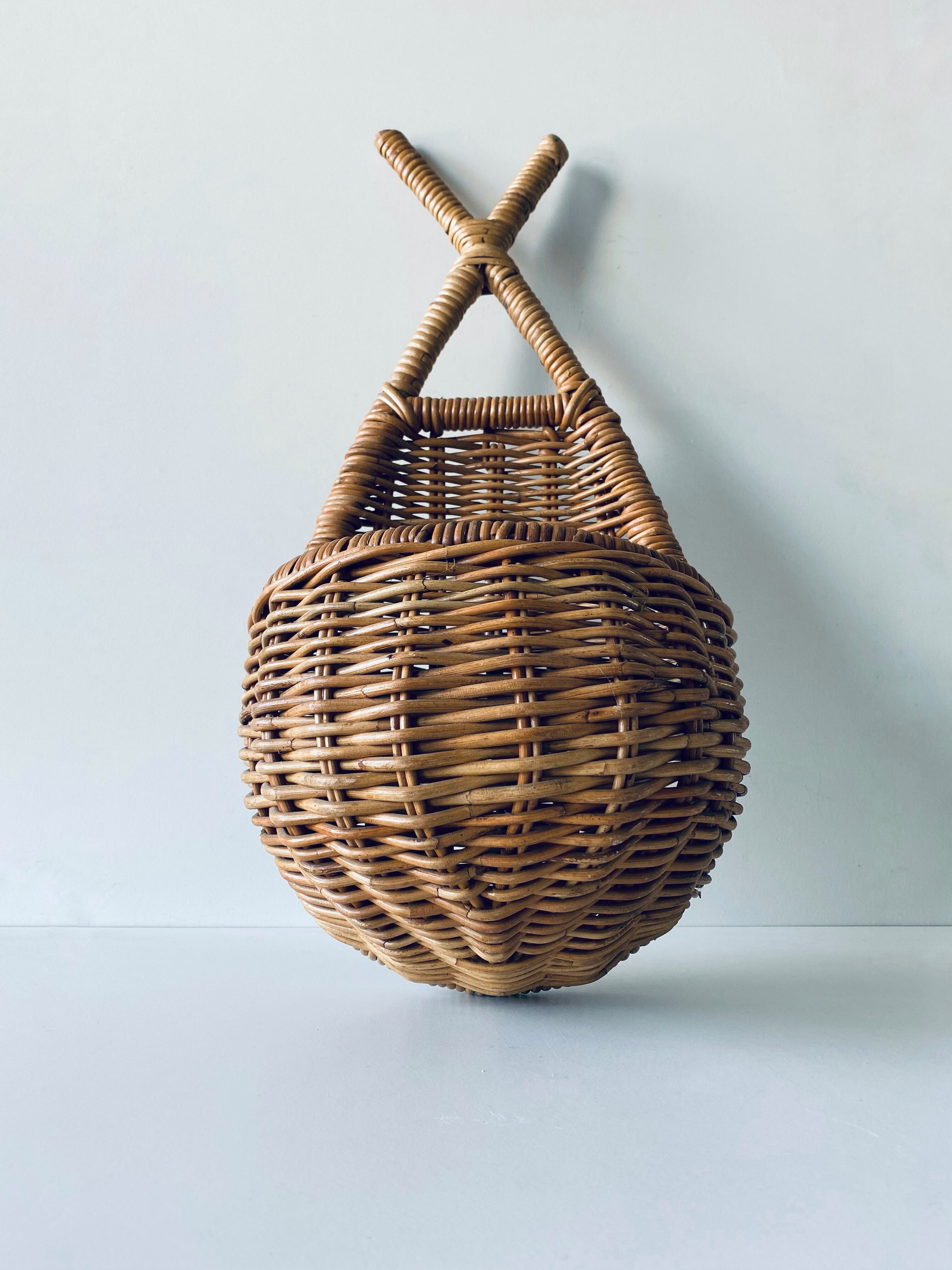 Vintage wall basket in rattan