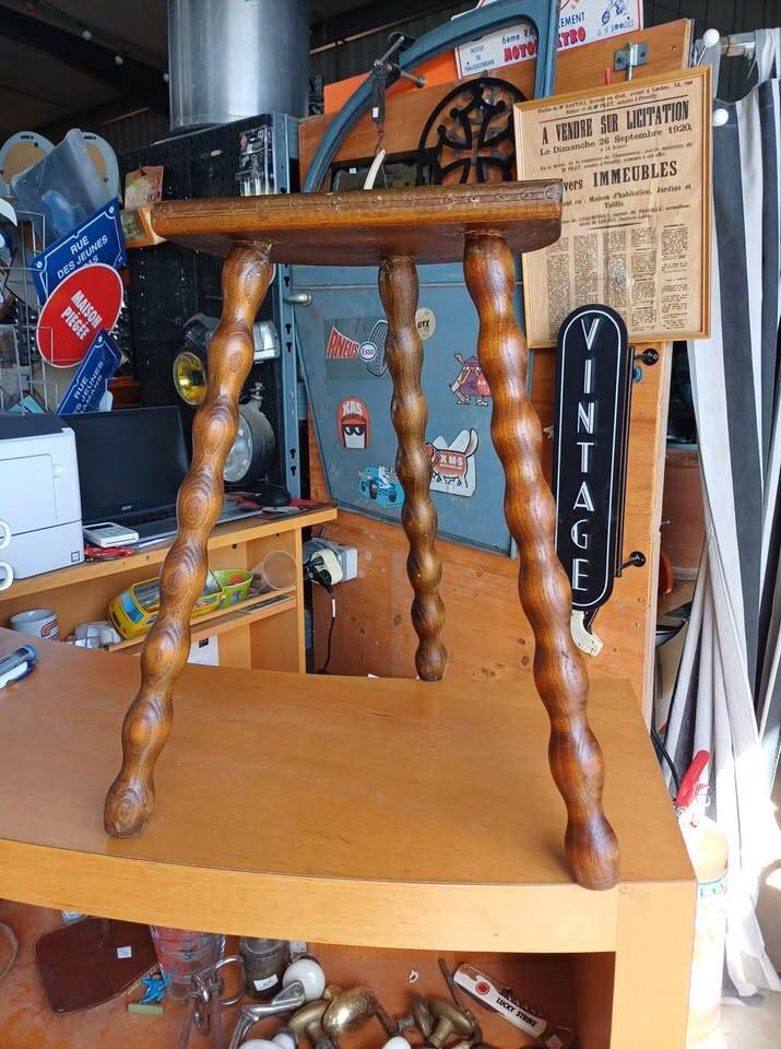 Vintage tripod stool – Twisted legs –