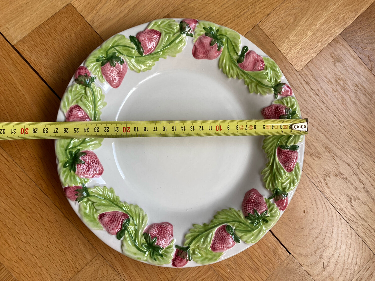 Plate barbotine strawberries