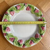 Plate barbotine strawberries