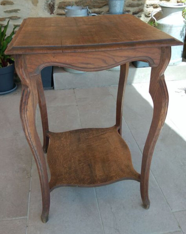 Low canapé side table, curved oak wood.