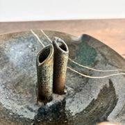 Coupe pique-fleurs en grès signée – Céramique vintage