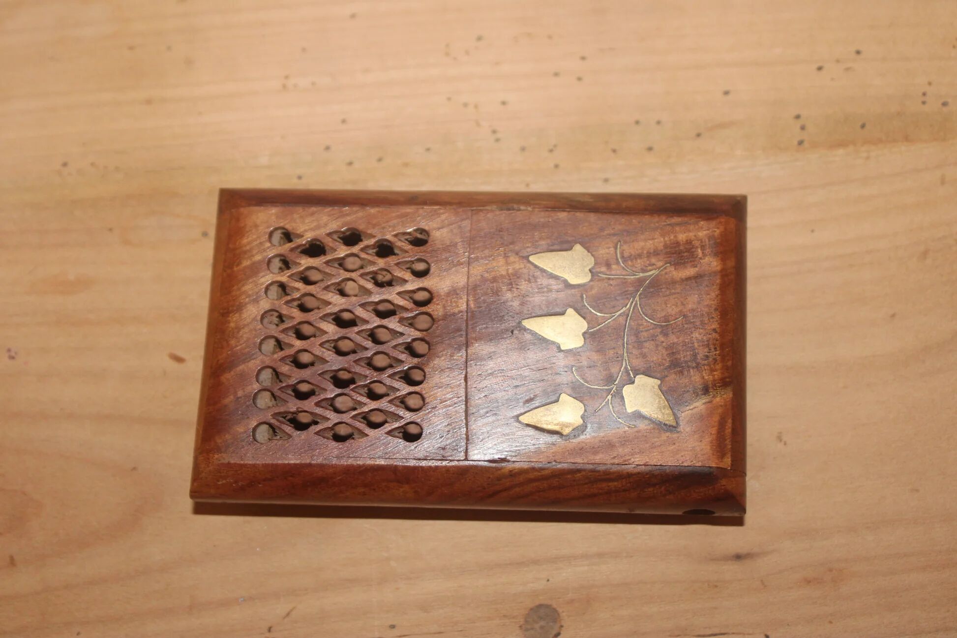 Vintage folding cigarette case in carved wood – golden floral decoration – oriental style
