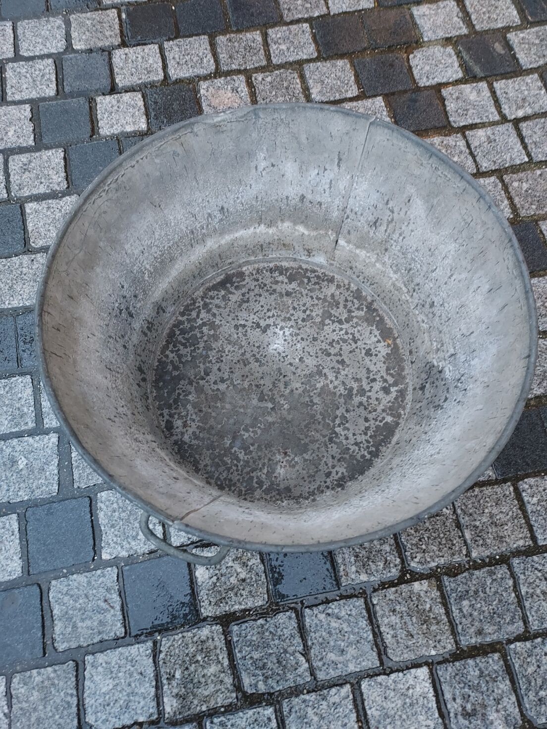 Large zinc basin