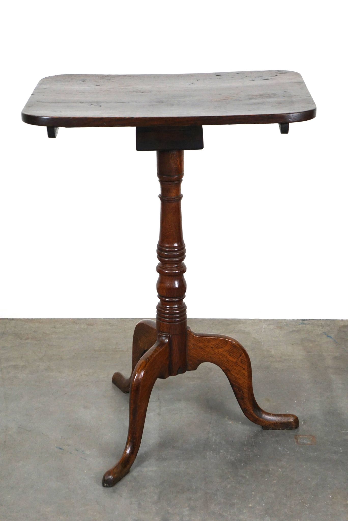 Belle table/table d'appoint anglaise antique à plateau inclinable avec un plateau carré