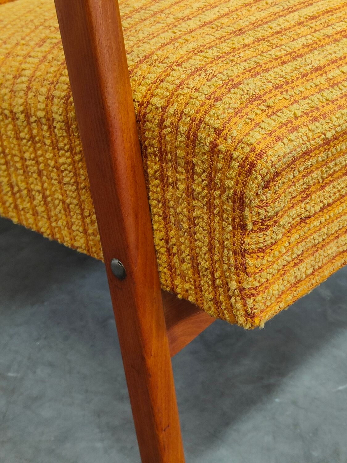 Fauteuil tchèque 1960 tissu jaune géométrique