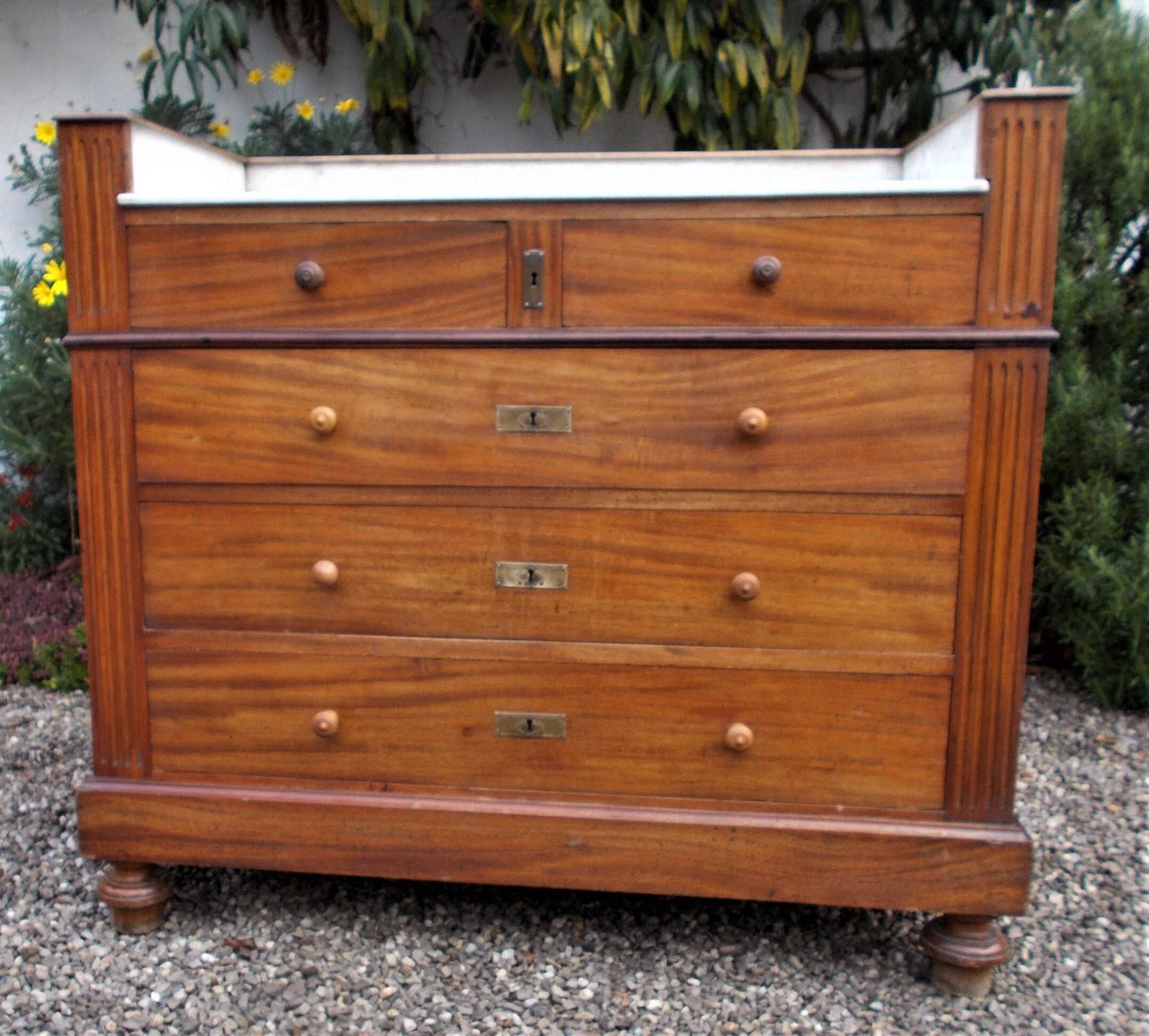 Commode antique, acajou poli et marbre