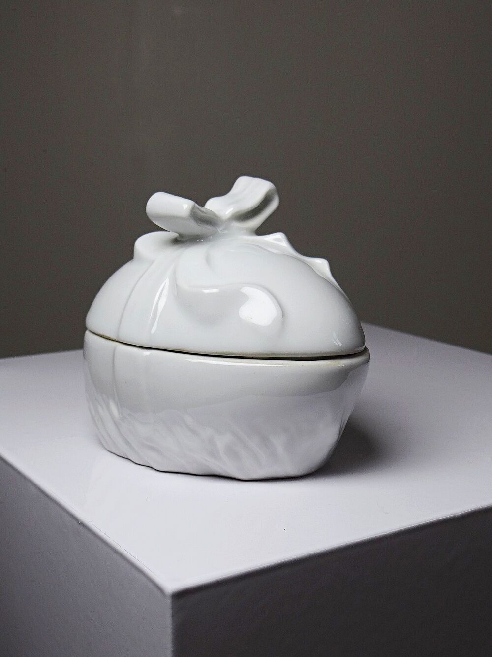 Jewellery box or Easter sweet jar in white porcelain Apilco Deshoulières