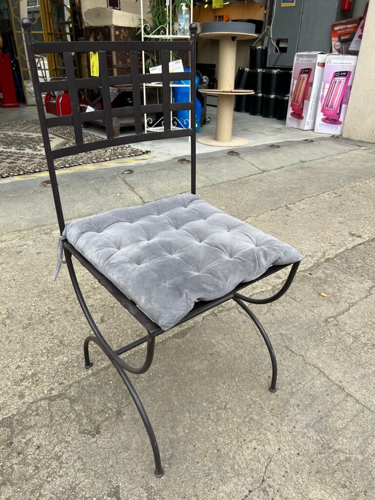 Set of 4 wrought iron chairs with seat cushions
