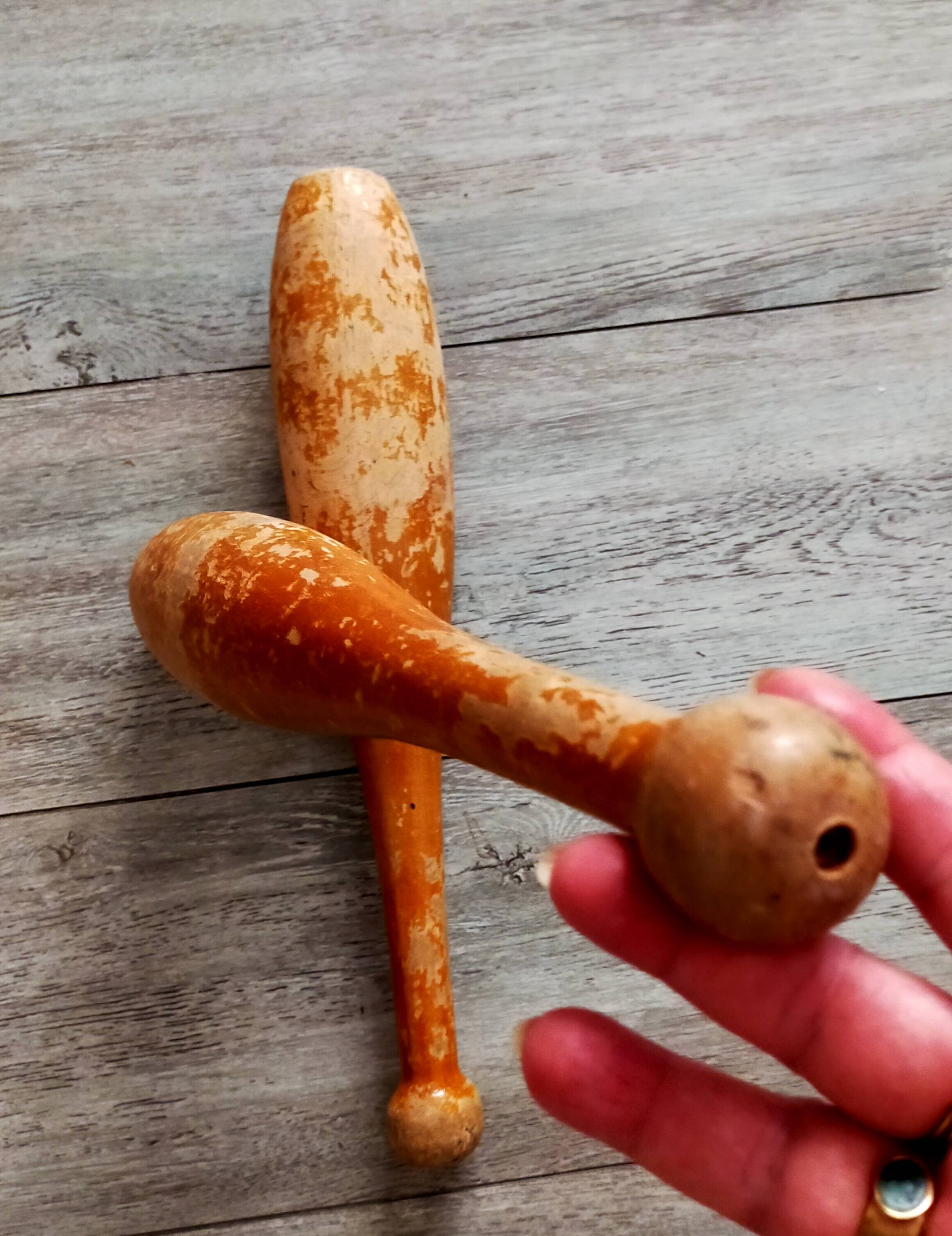 Pair of juggling clubs