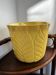 Cache-pot en céramique jaune