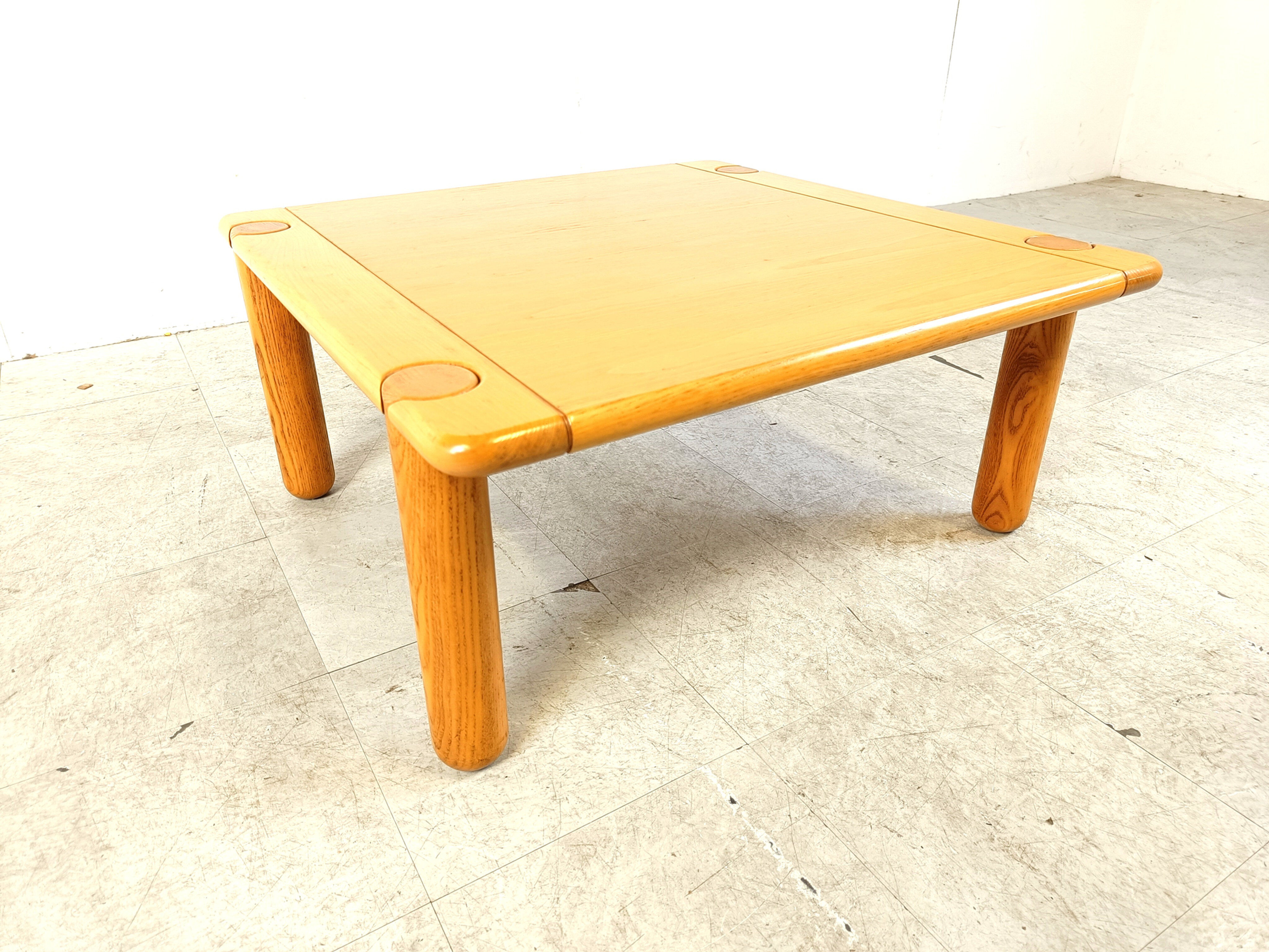 Copie de table basse en bois de style mid-century, années 1970.