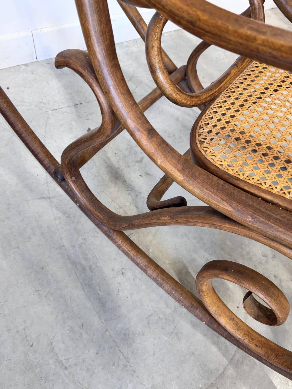 Rocking chair Thonet en bois courbé et cannage