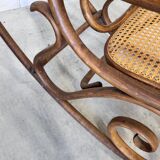 Rocking chair Thonet en bois courbé et cannage