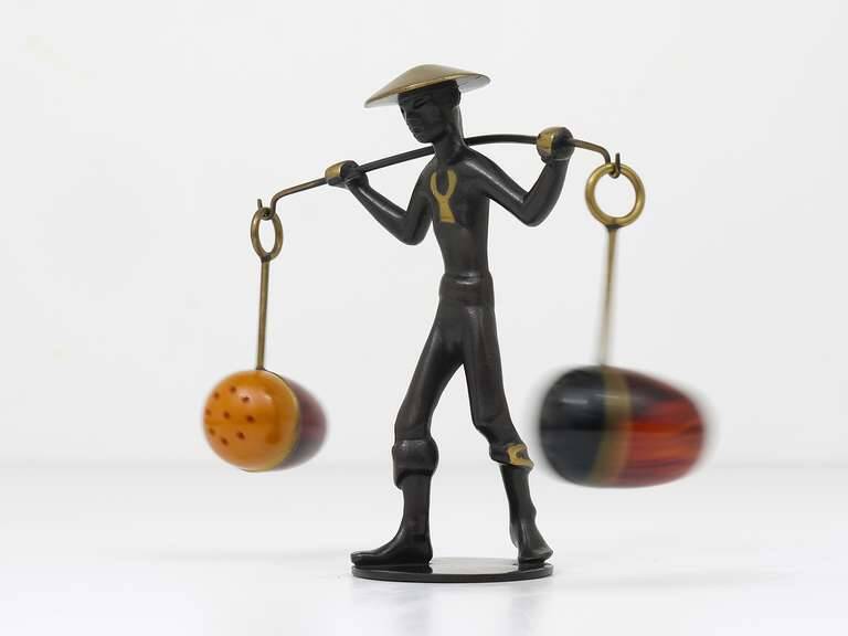 Figurine asiatique en laiton Ensemble de salière et poivrière avec support par Rohac, Autriche, années 1950