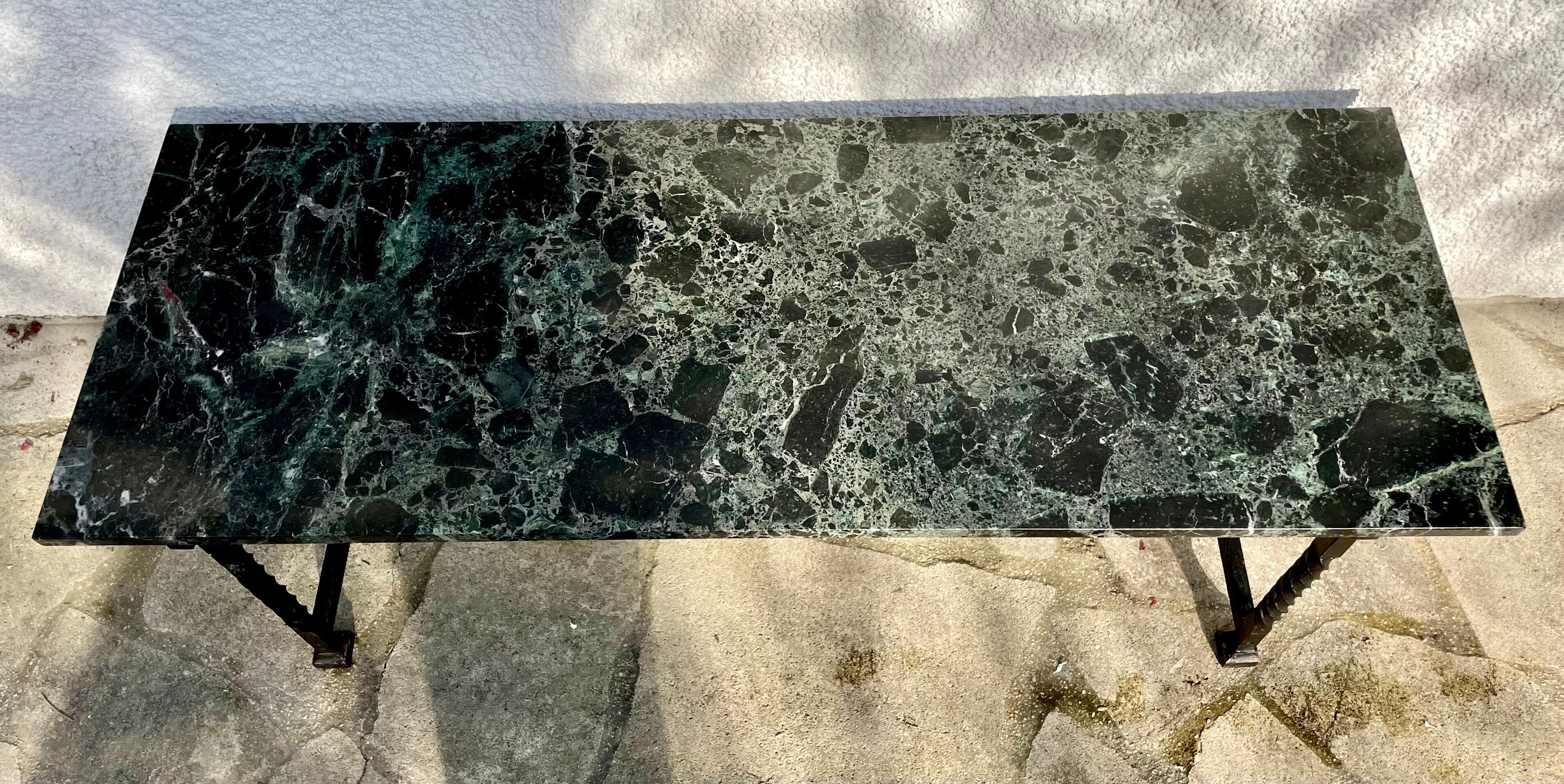 Table basse en fer forgé et marbre vert des Alpes