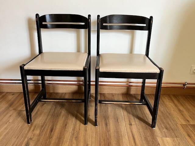 Paire de chaises noires + simili blanc