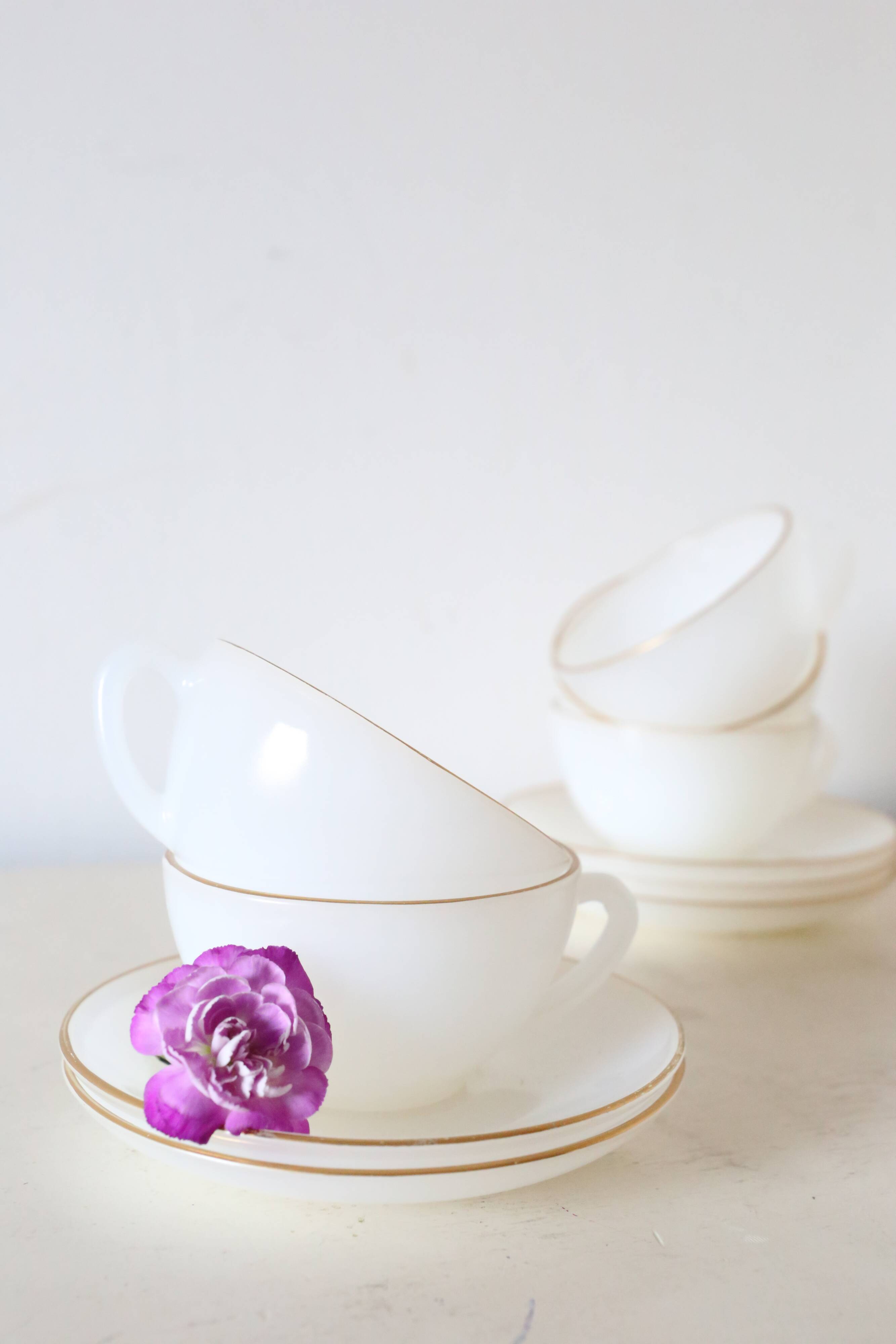 Set of 6 cups and under cups Arcopal harlequin range, white and gold, made in France